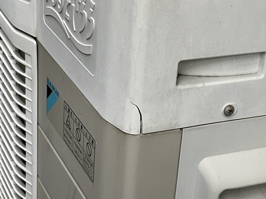 【写真差し込み：古い室外機の割れ】