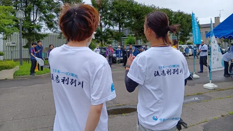 ［フォトレポート］「日本一の清流、後志利別川」オリジナルTシャツで地域に魅力を発信！〜今金河川事務所のPR取り組み〜 | かわたびほっかいどう