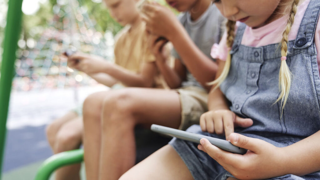 子どもがスマホでヌード画像を撮影・閲覧・共有するのをブロックするようAppleとGoogleに求める方針をイギリス政府が示す – GIGAZINE 子どもがスマホでヌード画像を撮影・閲覧・共有するのをブロックするようAppleとGoogleに求める方針をイギリス政府が示す - GIGAZINE