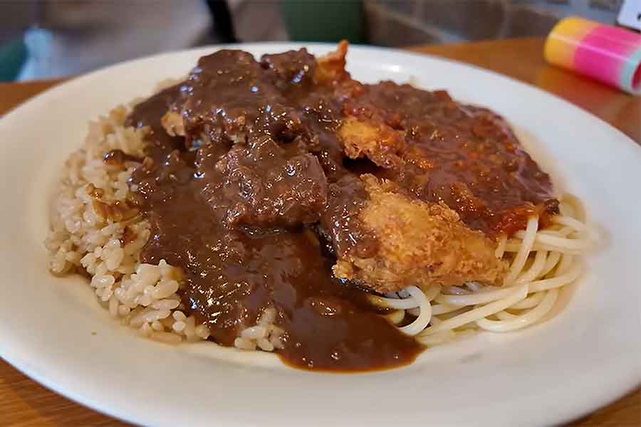 ボリューミーなトルコライスを味わった【出典：YouTube「ハーフキッズの日常 | 日本と家族になる」よりスクリーンショット】
