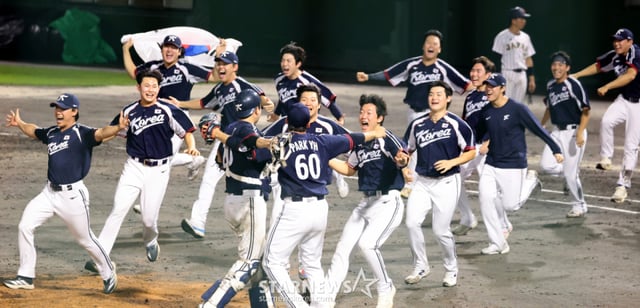 先発投手のクァク·ビンと韓国野球代表チームの選手たちが27日、愛知県豊橋市民球場で開かれた2026愛知·名古屋野球スーパーラウンド韓国と日本決勝戦9回裏に守備を終え、金メダルを確定した後、歓呼している。 2026.09.27./写真=カン·ヨンジョ先任記者