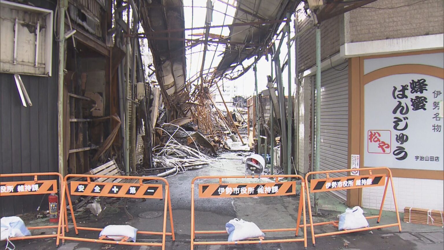 「全然変わってない…」 三重・伊勢市の商店街火災から1か月 ガレキ撤去のめど立たず 廃業考える店主も 市長は「国の支援の方策ないのか相談中」(CBCテレビ) CBCテレビ