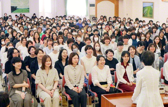 出雲文化会館での記念大会には、島根池田・出雲創価県の女性部の友が朗らかに集った（12日）