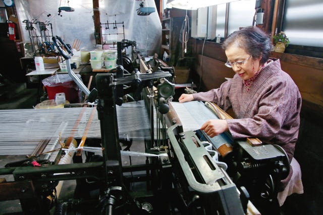 力織機による製織の様子