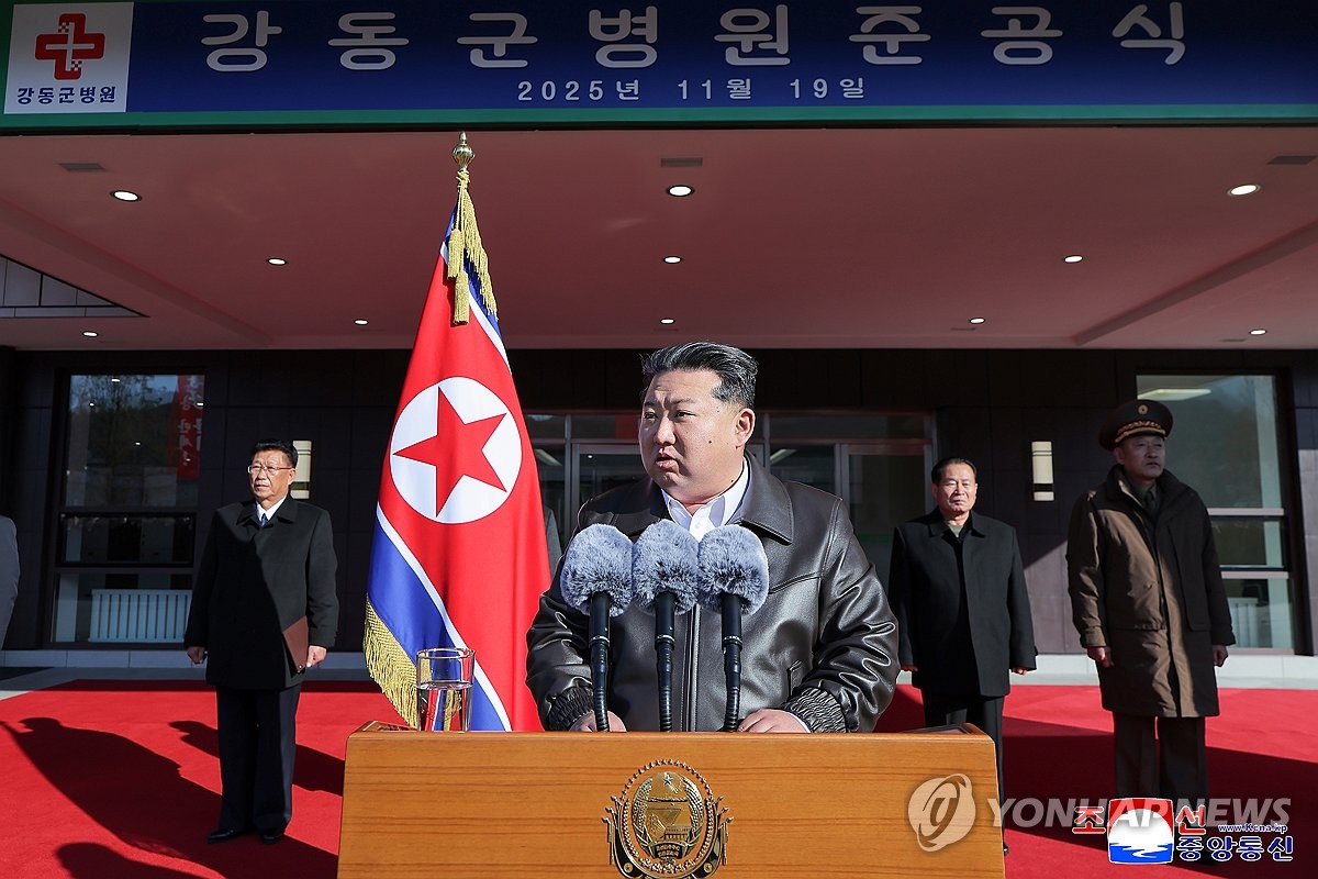 平壌市の江東郡病院の完工式に出席した金正恩氏=(朝鮮中央通信=聯合ニュース)≪転載・転用禁止≫