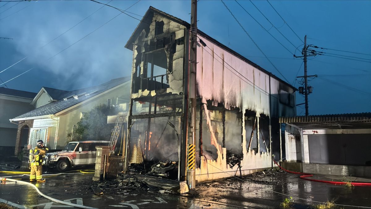 【速報】住宅火災で住人とみられる1人搬送 消防が消火活動中 和歌山・紀の川市