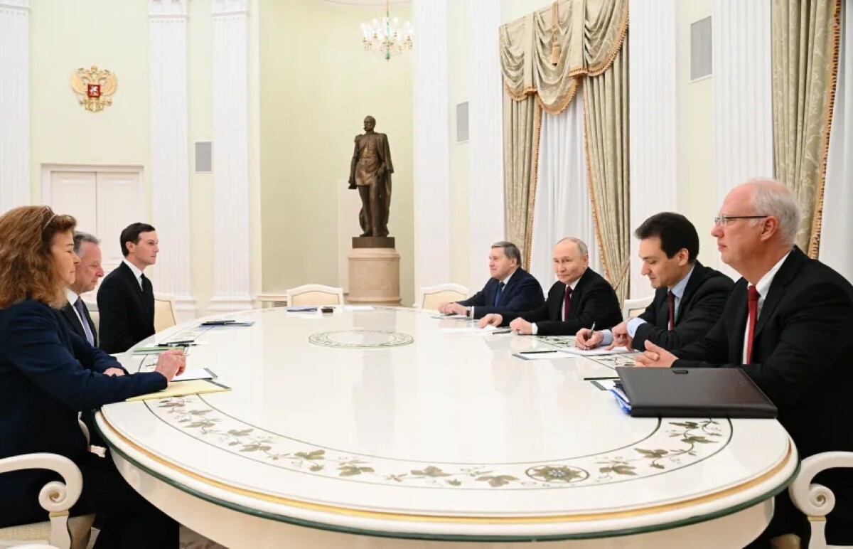 ロシアのプーチン大統領が米国のスティーブ・ウィトコフ特使や、トランプ氏の娘婿ジャレッド・クシュナー氏と会談する様子/Kristina Kormilitsyna/AFP/Getty Images