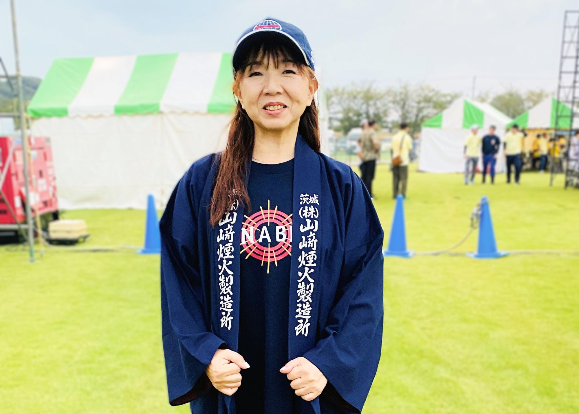 山﨑社長からいただいたという山﨑煙火製造所の法被は恵子さんの宝物。