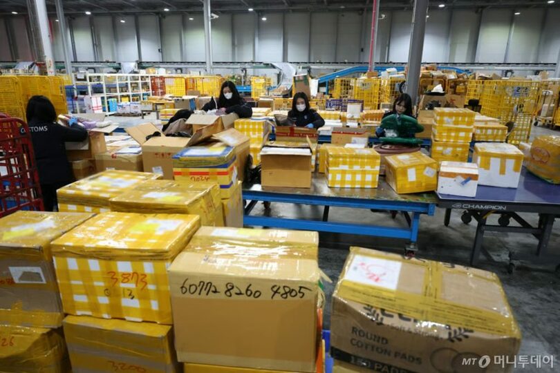 海外通販の繁忙期を迎え、仁川国際空港税関の特送物流センターで荷物を処理する関係者(c)MONEYTODAY