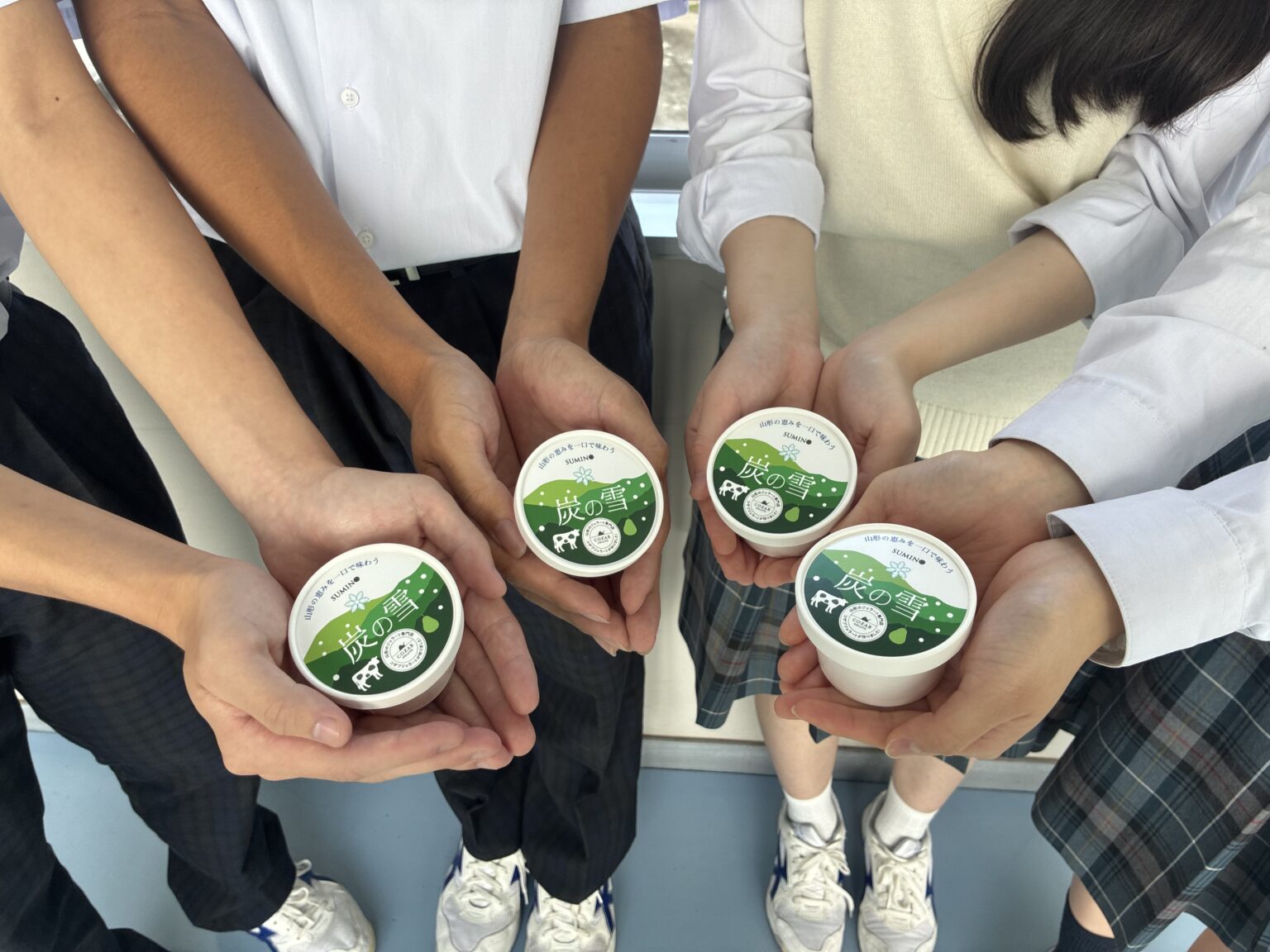 「黒いジェラートで、地域を黒字に。」米沢の高校生が 「炭の雪」を開発 炭×ヨーグルト×山形県産ラ・フランスの新商品、 9月26日に200個限定で販売 | 株式会社長沢燃料商事 高校生のアイデアから生まれた炭ジェラート「炭の雪」