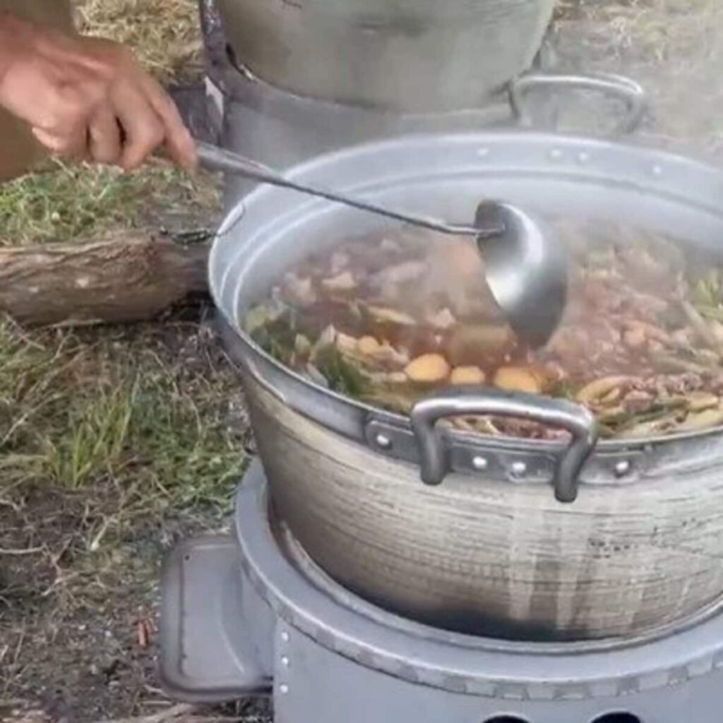 山形県で開催された「いも煮まつり」 身も心も温まりそうな郷土料理が美味しそう | LIMO | くらしとお金の経済メディア 山形県で開催された「いも煮まつり」 身も心も温まりそうな郷土料理が美味しそう | LIMO | くらしとお金の経済メディア