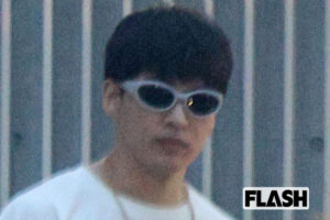 三山凌輝、水谷豊＆趣里が “離婚結託” 報道の陰で「3万5000円パーカー」宣伝のマイペースぶり…直近まで義父と “円満アピール” の落差