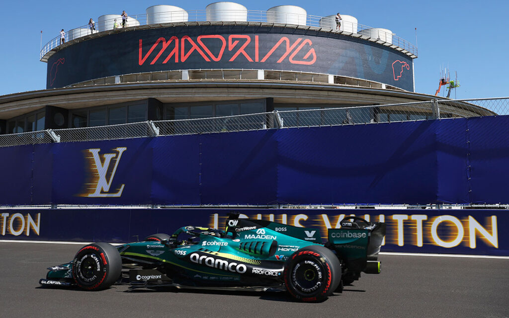 アストンマーティン・ホンダのストロール、40グリッド降格ペナルティで最後尾スタートへ/2026年F1スペインGP PU投入状況 | Formula1-Data / F1情報・ニュース速報解説 マドリンクのコース脇に建つ特徴的な円形建造物を背に走行するランス・ストロールのアストンマーティン・ホンダAMR26、2026年9月12日(土) F1スペインGP FP3