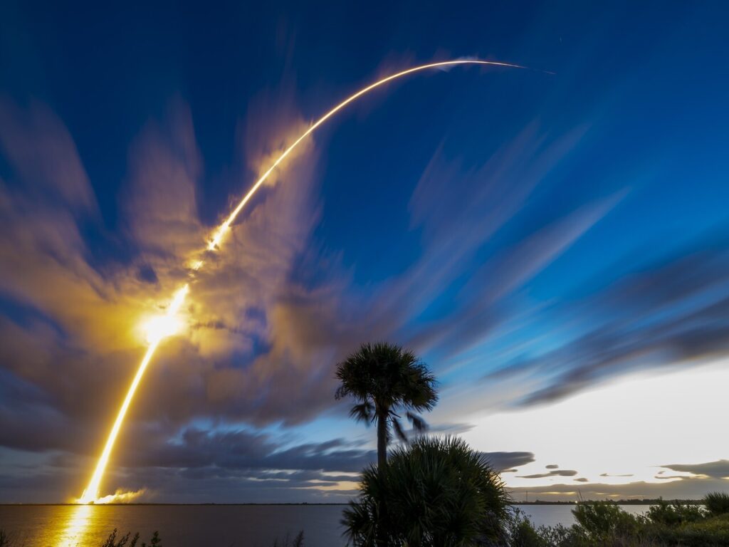 米軍の「弾道ロケットで物資輸送」計画、カリフォルニアから沖縄まで30分　SpaceXカプセルで耐久試験 - CNET Japan