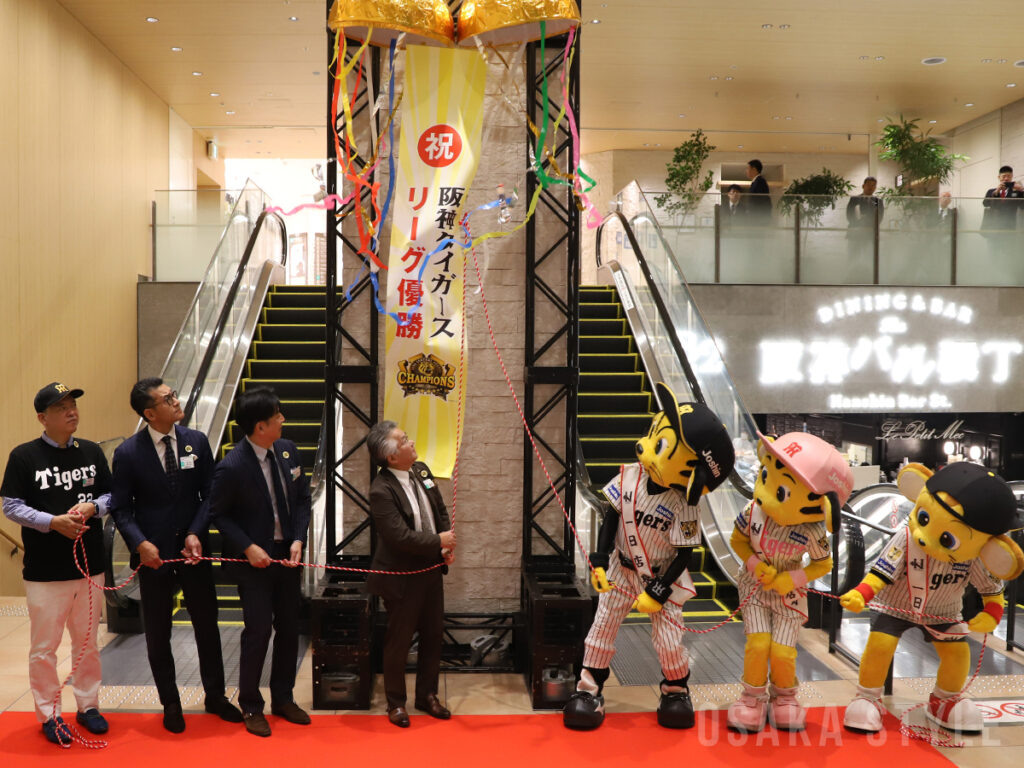 【動画】阪神梅田本店で「阪神タイガース優勝記念セール」 開店前に3000人の行列 – OSAKA STYLE 【動画】阪神梅田本店で「阪神タイガース優勝記念セール」 開店前に3000人の行列 – OSAKA STYLE