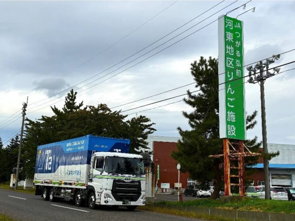 日本通運・JR貨物・T2など、青森県産りんごを自動運転トラック×貨物鉄道で輸送 約1,200kmの実証を実施 | AMP[アンプ] - 人生の豊かさを生む瞬間を情報でつくりだす新世代向けビジネスメディア