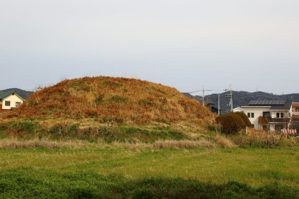 和歌山県の古墳で見つけた「本物の勾玉」 貴重な遺物に「悠久の時間を感じる」 | LIMO | くらしとお金の経済メディア 和歌山県の古墳で見つけた「本物の勾玉」 貴重な遺物に「悠久の時間を感じる」 | LIMO | くらしとお金の経済メディア