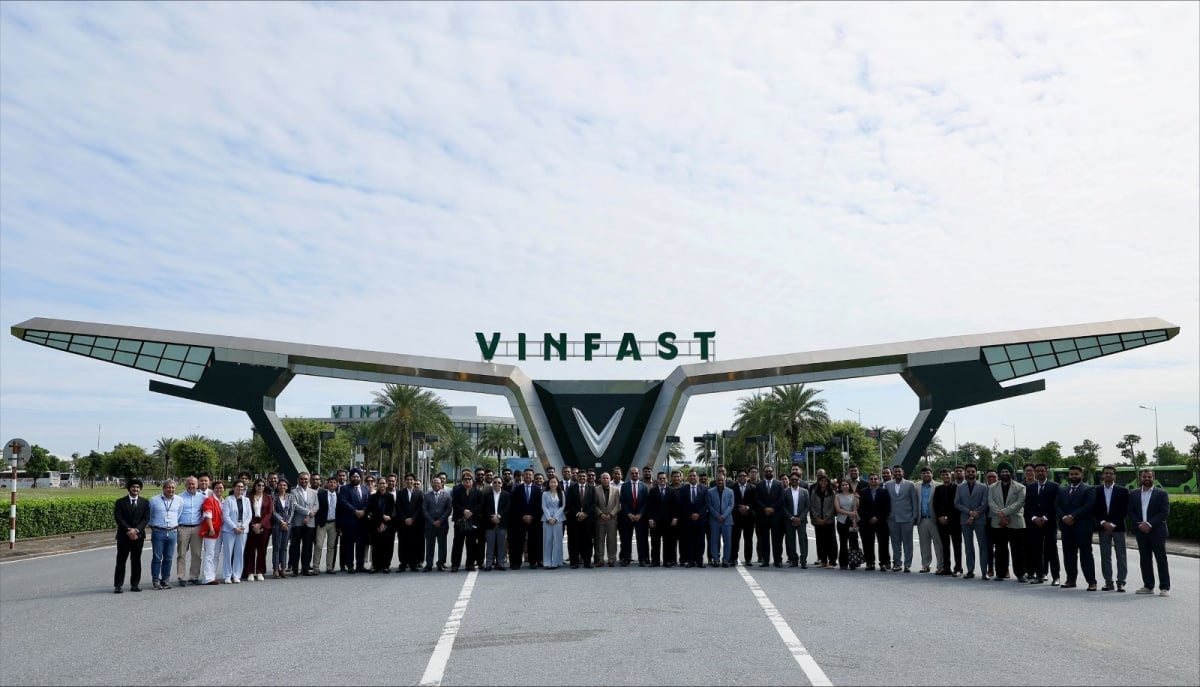 VinFast Indiaは、50以上の電動バイク販売店と提携するための意向書に署名し、15州にショールームチェーンを開設する予定だ。 VinFast Ấn Độ ký ý định thư hợp tác với hơn 50 đại lý xe máy điện đầu tiên, mở chuỗi showroom tại 15 bang