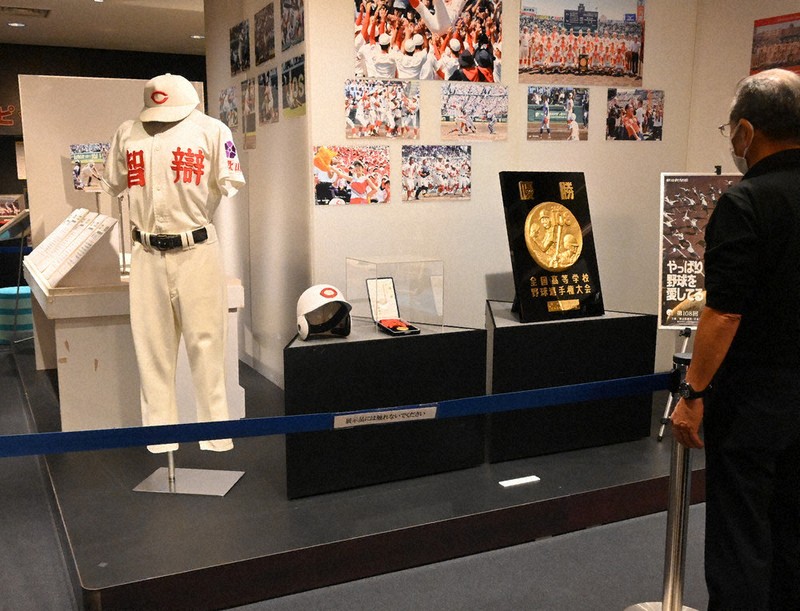 智弁和歌山の優勝盾やメダルなどの展示＝和歌山市本町2のわかやまスポーツ伝承館で、恒成晃徳撮影