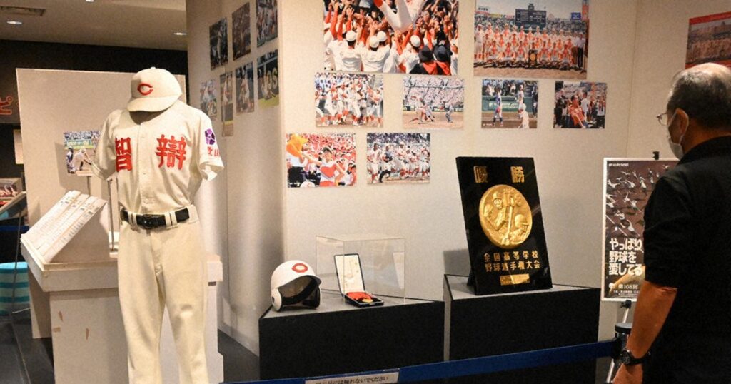 高校野球 盾・メダル、本物見て 18日まで 智弁和歌山優勝展 夏の甲子園 /和歌山 | 毎日新聞 高校野球 盾・メダル、本物見て 18日まで 智弁和歌山優勝展 夏の甲子園 /和歌山 | 毎日新聞