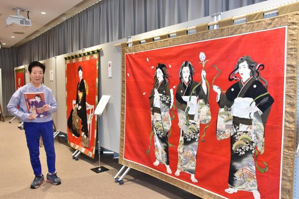 赤基調の布絵並ぶ 作家・皆川さん 茨城町で個展 25日まで | きたかんナビ