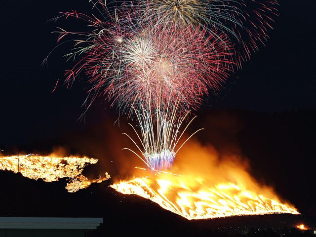 県と奈良市 返礼品に山焼き入場券 ふるさと納税1万円で1枚 炎と大花火を間近に(奈良新聞デジタル)|dメニューニュース(NTTドコモ) 県と奈良市 返礼品に山焼き入場券 ふるさと納税1万円で1枚 炎と大花火を間近に