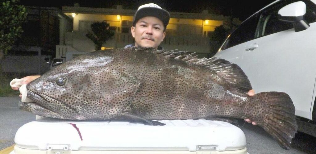ベタ底踊らす餌ムロアジ　根掛かり覚悟で大物アーラ33.4キロ | 沖縄の釣り情報 有釣天 | 沖縄タイムス＋プラス