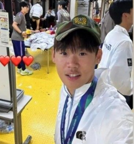 除隊帽をかぶってロッカールームで写真を撮ったパク·スンス。 /写真=パク·スンス個人社会関係網サービス(SNS)