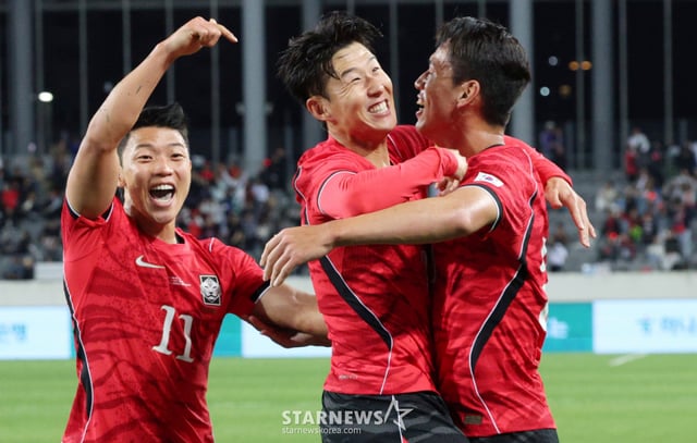 大韓民国のサッカー国家代表チームが6日、京畿道龍仁（キョンギド·ヨンイン）のミルスタジアムでウズベキスタンと親善試合を行った。  オ·セフンがヘザーシュートで2点目のゴールを決めた後、ソン·フンミン、ファン·ヒチャンと喜んでいる。 /写真=キム·ジンギョン kim.jinkyung@