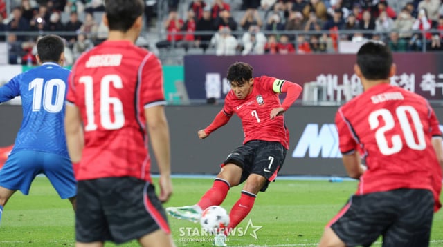 大韓民国のサッカー国家代表チームが6日、京畿道龍仁（キョンギド·ヨンイン）のミルスタジアムでウズベキスタンと親善試合を行った。  孫興民が前半にフリーキックで初ゴール（Aマッチ59号）を決めている。 /写真=キム·ジンギョン kim.jinkyung@