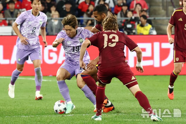 イ·ガンインが2日、蔚山文殊ワールドカップ競技場で開かれたハナ銀行招請サッカー国家代表チーム親善試合大韓民国対ベネズエラ試合でボール競合を繰り広げている。 /写真=ニューシス