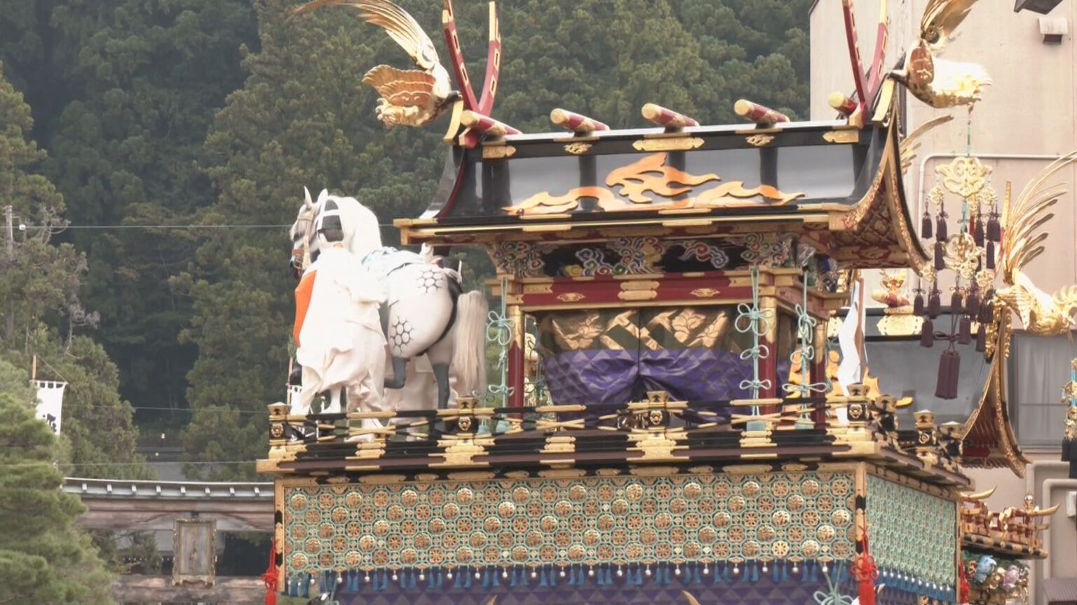 「秋の高山祭」2日目「曳き揃え」が行われる 絢爛豪華な祭り屋台が街をめぐる 初日は約12万5千人が訪れる 岐阜県高山市(CBCテレビ) – Yahoo!ニュース CBCテレビ