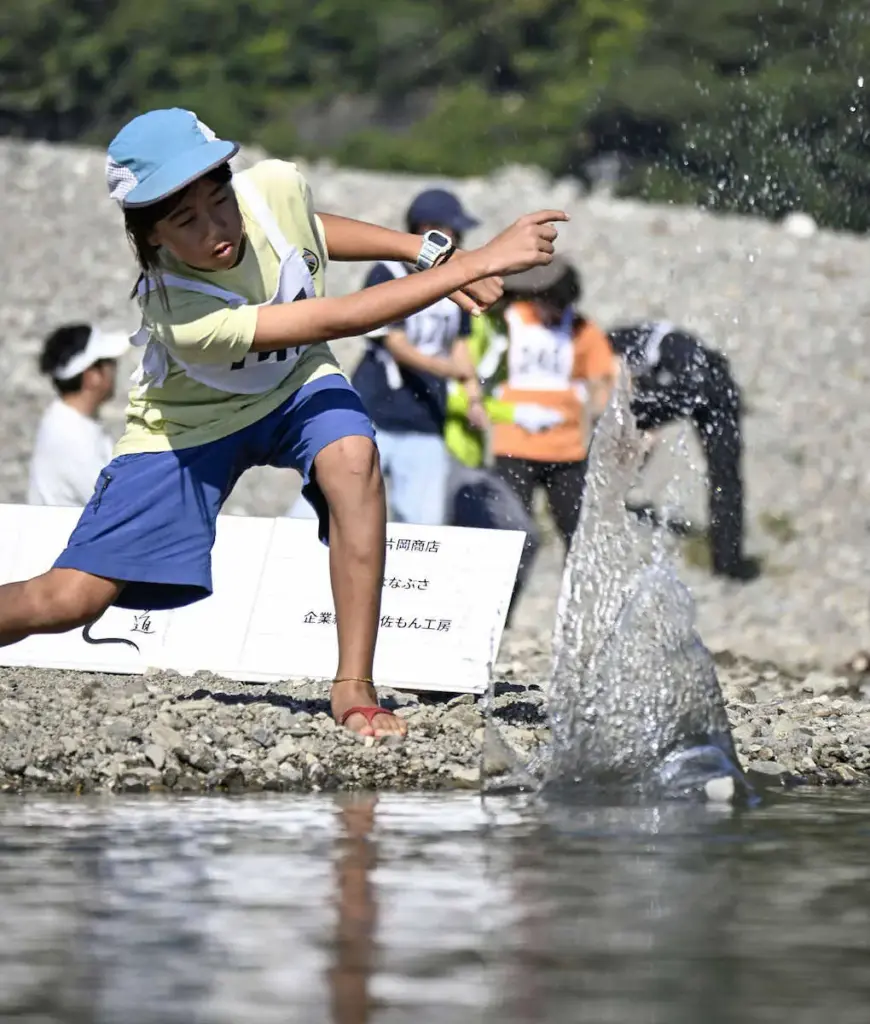 秋晴れ高知県で　水切り国際大会、155人競う - スポニチ Sponichi Annex 社会