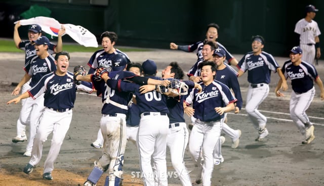 韓国野球代表チームの選手たちが9月27日、愛知県豊橋市民球場で行われた2026愛知·名古屋野球日本との決勝戦で勝利を確定し、咆哮している。 /写真=姜永祚（カン·ヨンジョ）先任記者