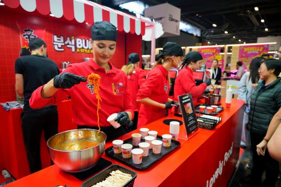 農心シアルパリ2026室内ブースの現場試食場面。/写真提供=農心