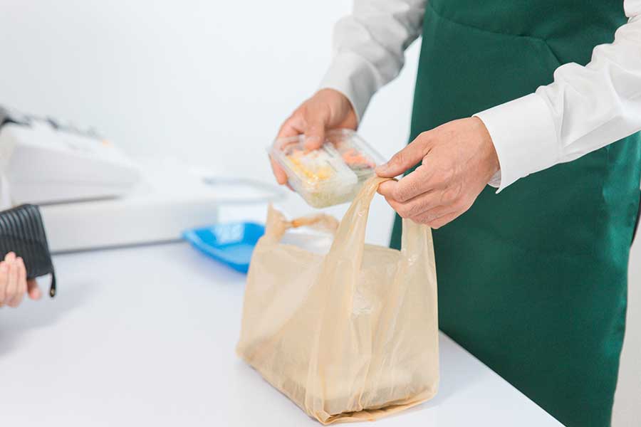 コンビニで、熱いものと冷たいものを同じ袋に入れてもいいか確認されて感動（写真はイメージ）【写真：写真AC】