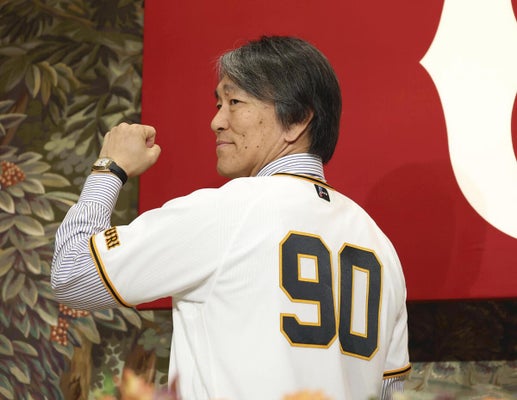 背番号「９０」のユニホームを着て、撮影に応じる松井秀喜氏（２３日午後、東京都港区で）＝稲垣政則撮影
