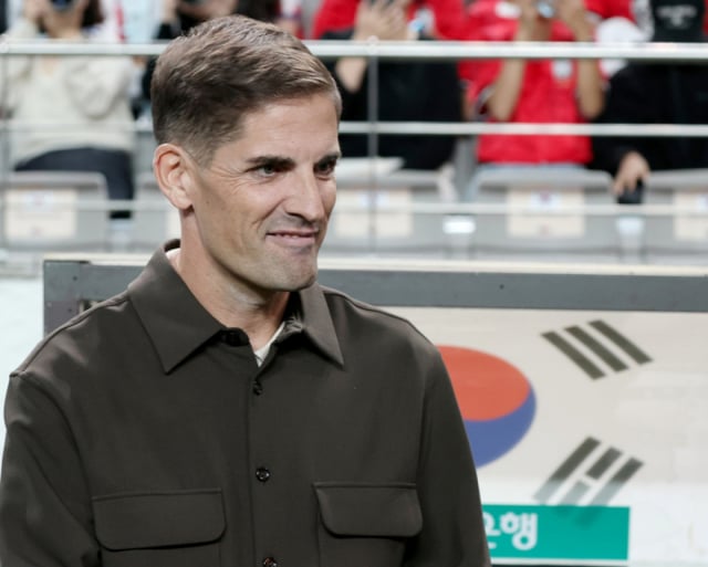 サッカーの大韓民国代表チームが28日、ソウルW杯競技場でウルグアイと親善試合を行った。  モレノ監督が明るい表情でグラウンドを見つめている。 /写真=キム·ジンギョン kim.jinkyung@