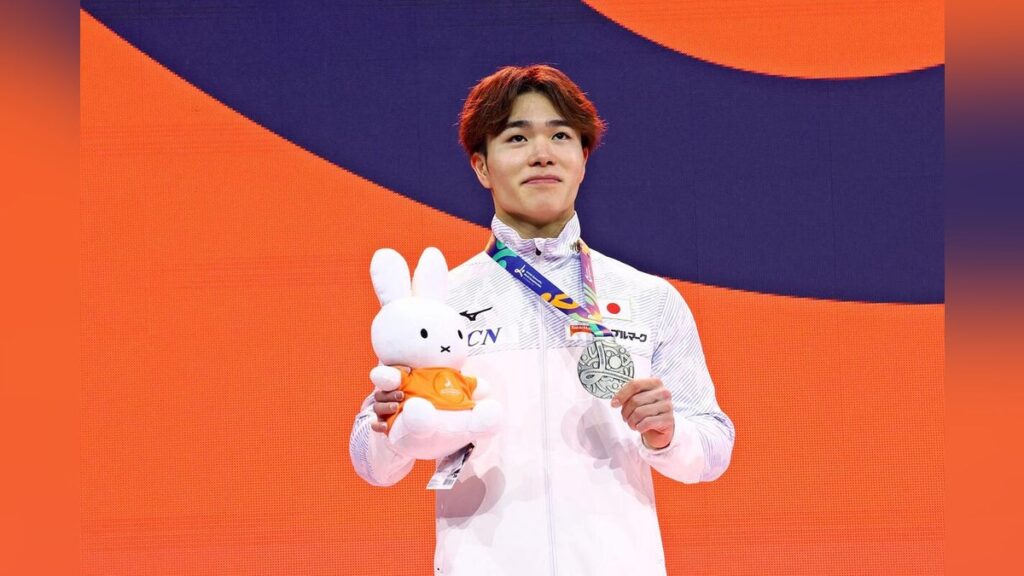 体操の世界選手権、パリ五輪3冠の岡慎之助が銀メダル「鉄棒自分らしい演技出せた」…川上翔平は4位 – 読売新聞 体操の世界選手権、パリ五輪3冠の岡慎之助が銀メダル「鉄棒自分らしい演技出せた」…川上翔平は4位 - 読売新聞