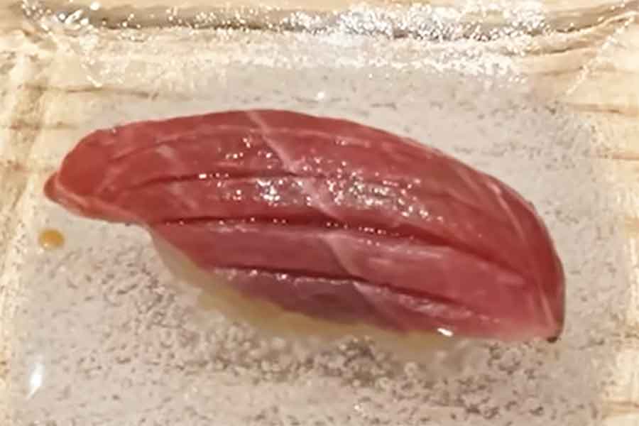 新鮮なマグロの味わいに感動！【出典：YouTube「日本食冒険記Tokyo Food Adventures」よりスクリーンショット】