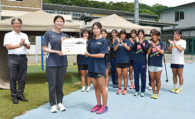 【和歌山】日除けテント 母校へ寄贈 〜 タカショー所属 女子走高跳 松本万鈴選手