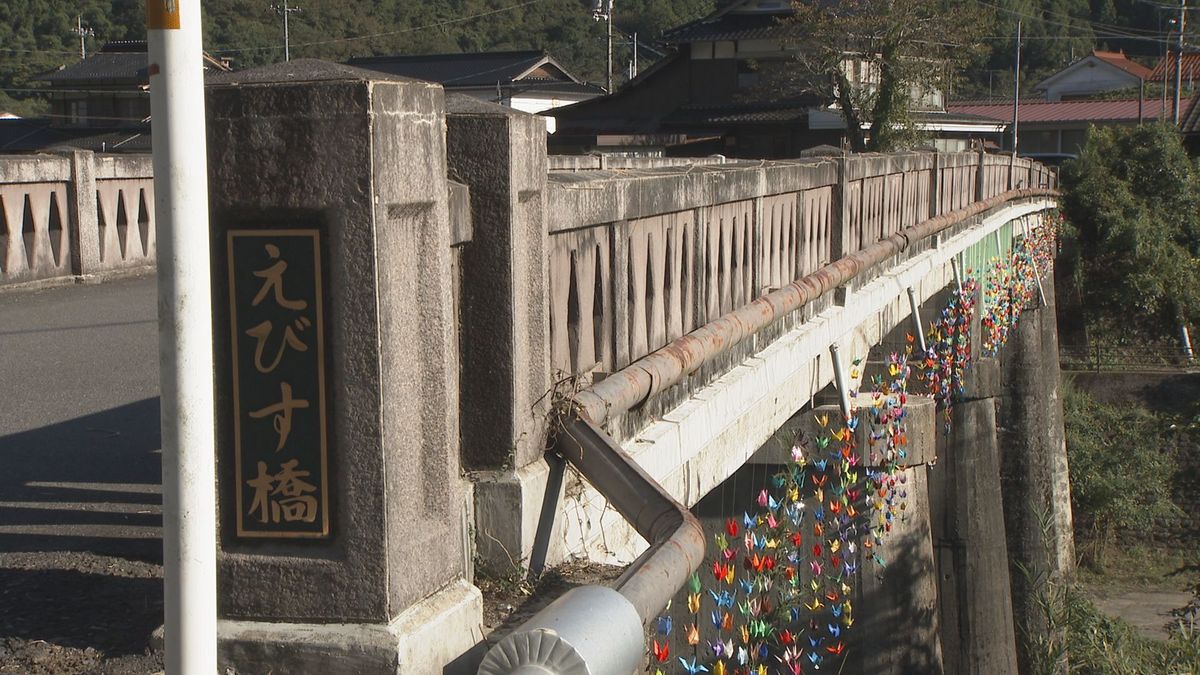 大正15年にかけられた山口・周南市のコンクリート橋「恵比須橋」~完成100周年記念し折り鶴が彩る