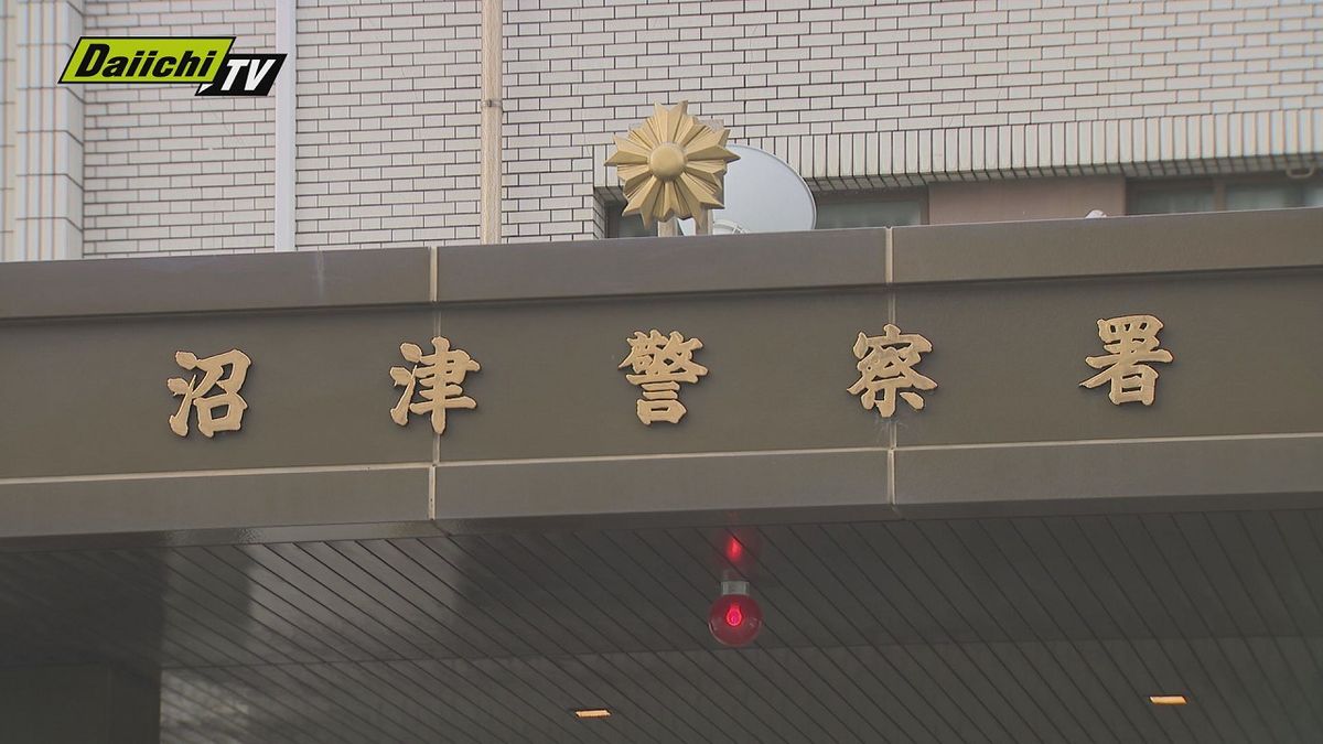 静岡・沼津市の建設会社資材置き場から黒煙 産業廃棄物や油圧ショベルが燃える けが人なし