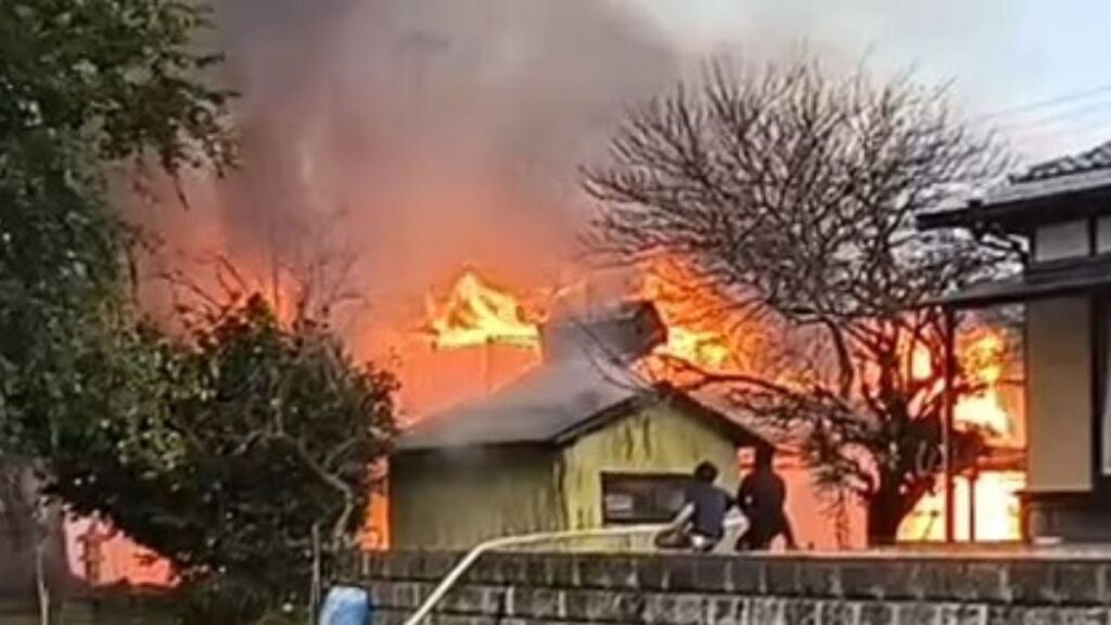 燃え盛る炎…朝火事で住宅全焼 隣家の窓ガラスも焼く 住人と連絡取れず 山梨・身延町(2026年10月18日掲載)|YBS NEWS NNN 共有