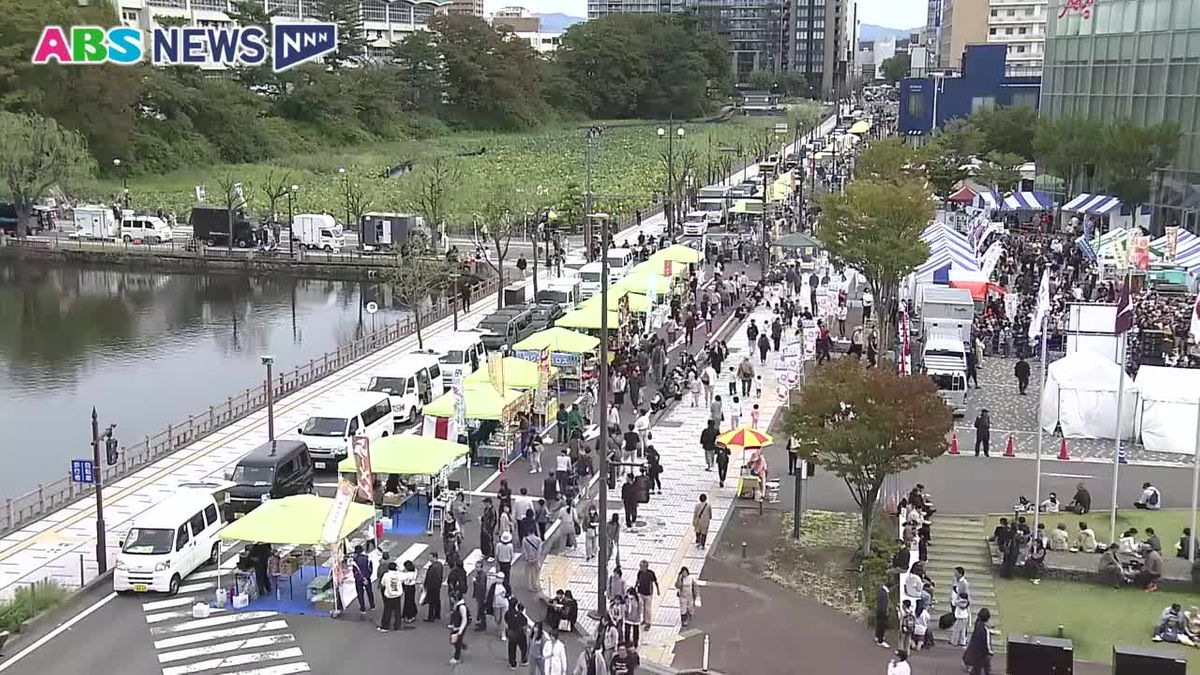 にぎわい創出へ 秋田市中心部を歩行者天国に 大規模物販イベント開催 多くの人でにぎわう