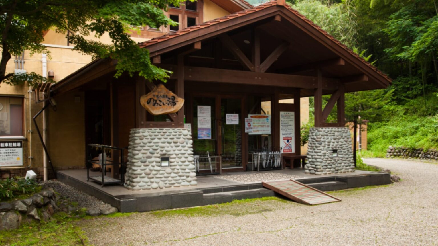 吊り橋を渡った先にある硫黄泉。山梨県丹波山村「のめこい湯」は多摩川源流の名湯で川沿いのアウトドアサウナも – All About ニュース 吊り橋を渡った先にある硫黄泉。山梨県丹波山村「のめこい湯」は多摩川源流の名湯で川沿いのアウトドアサウナも - All About ニュース
