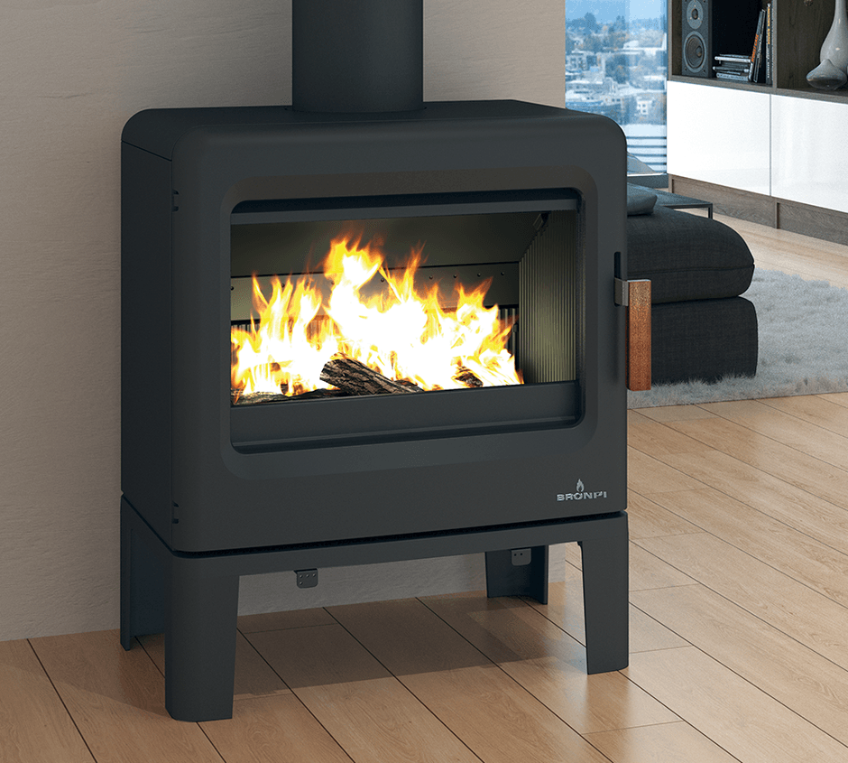 KAREN：丸みのあるデザインで取っ手は木製。サイズ：H624×W388×D397mm、薪の長さ：50cm、定格出力8kW