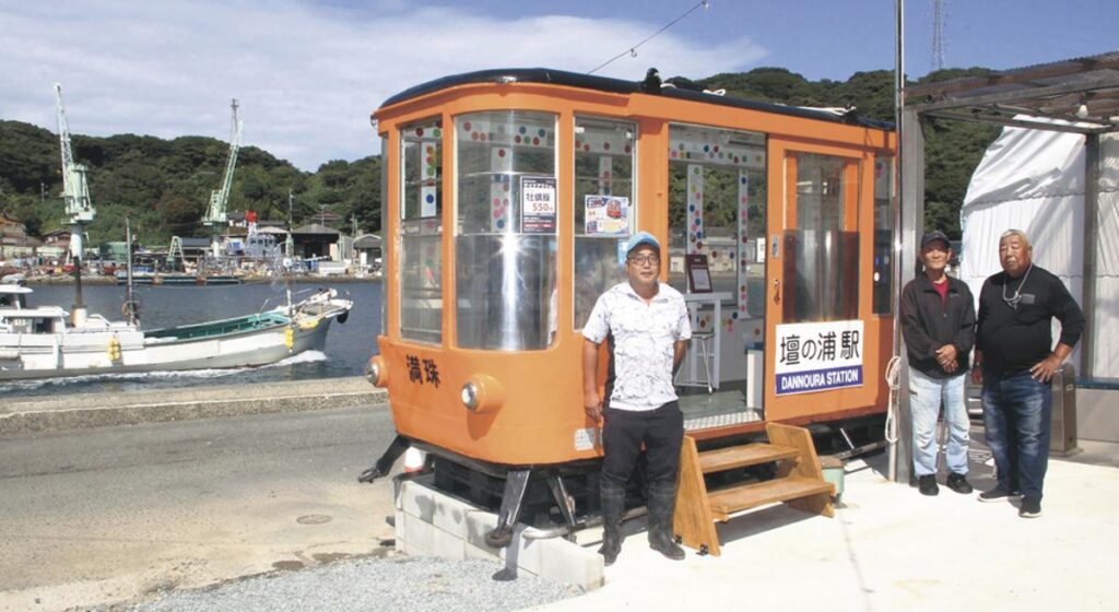ロープウェイゴンドラ 牡蠣( かき )小屋個室に/「まんじゅ号」きょう10月10日営業開始 下関市彦島 | 山口新聞 電子版 カキ小屋の個室飲食スペースとして生まれ変わったゴンドラの横に立つ浦健一さん(左)ら=9日、下関市彦島海士郷町