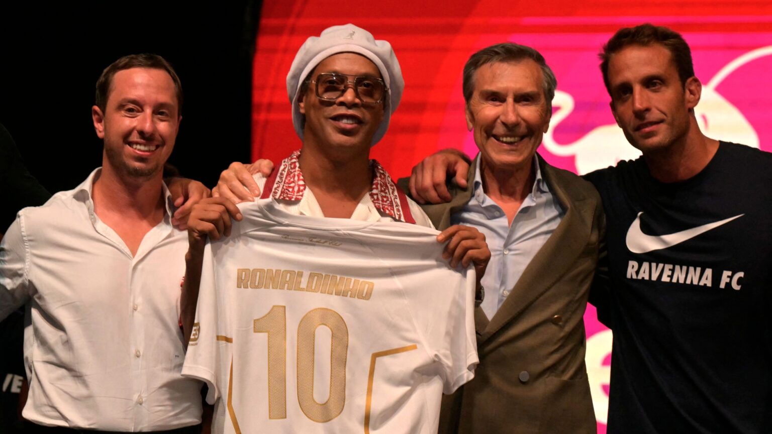 ジョガ・ボニートが真の復活!ブラジルとバルセロナのレジェンド、ロナウジーニョが46歳でのプロ復帰日を明らかに。セリエCデビューへ準備 | Goal.com 日本 alt