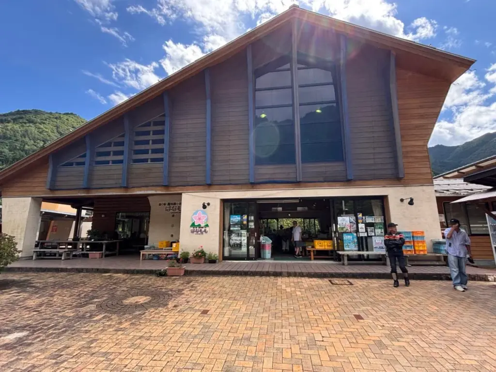 【岐阜県】炭酸泉で炊いた「鉱泉粥」と五平餅を堪能!「道の駅 南飛騨小坂はなもも」 | 【モトメガネ】バイク・オートバイ|自動車・クルマ|キャンプのニュース情報 【岐阜県】炭酸泉で炊いた「鉱泉粥」と五平餅を堪能!「道の駅 南飛騨小坂はなもも」 | 【モトメガネ】バイク・オートバイ|自動車・クルマ|キャンプのニュース情報
